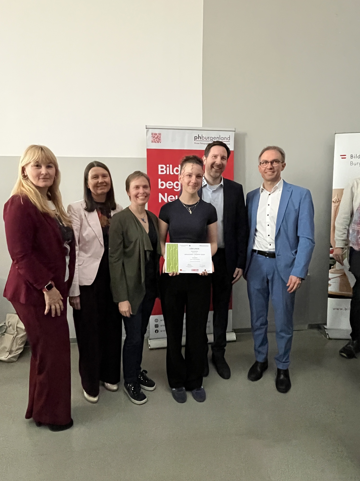 6_umringt von Gratulanten