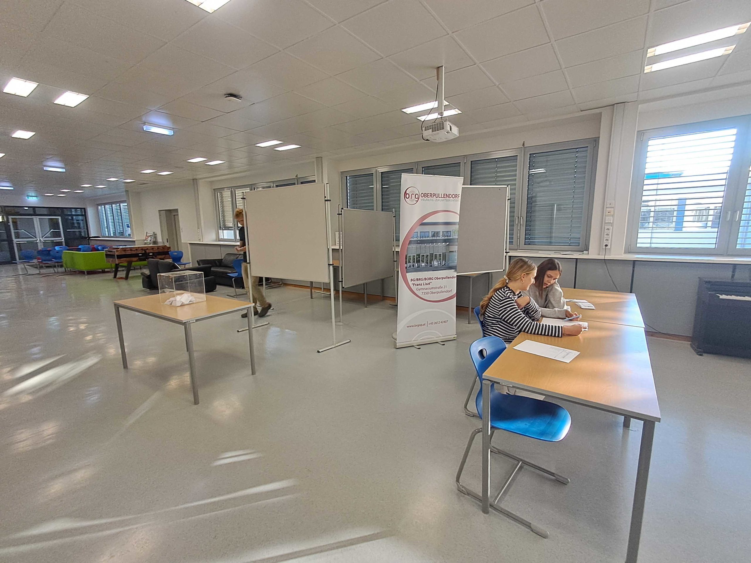 Schülerinnen am BRG Oberpullendorf lernen im Klassenzimmer.