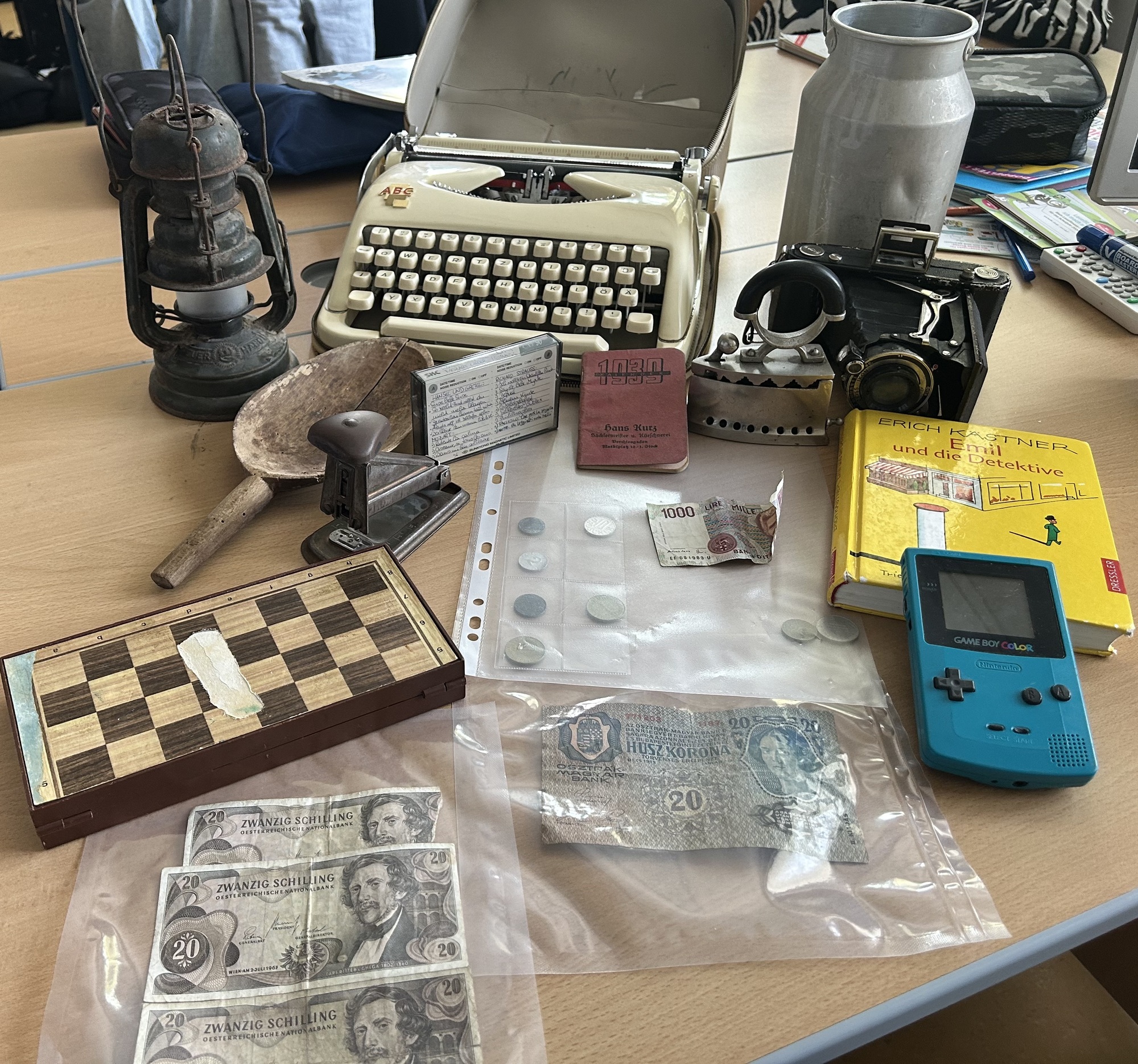 Alte Schätze: Schreibmaschine, Fotoapparat, Bügeleisen, Schachbrett, Spielkonsole und Geldscheine