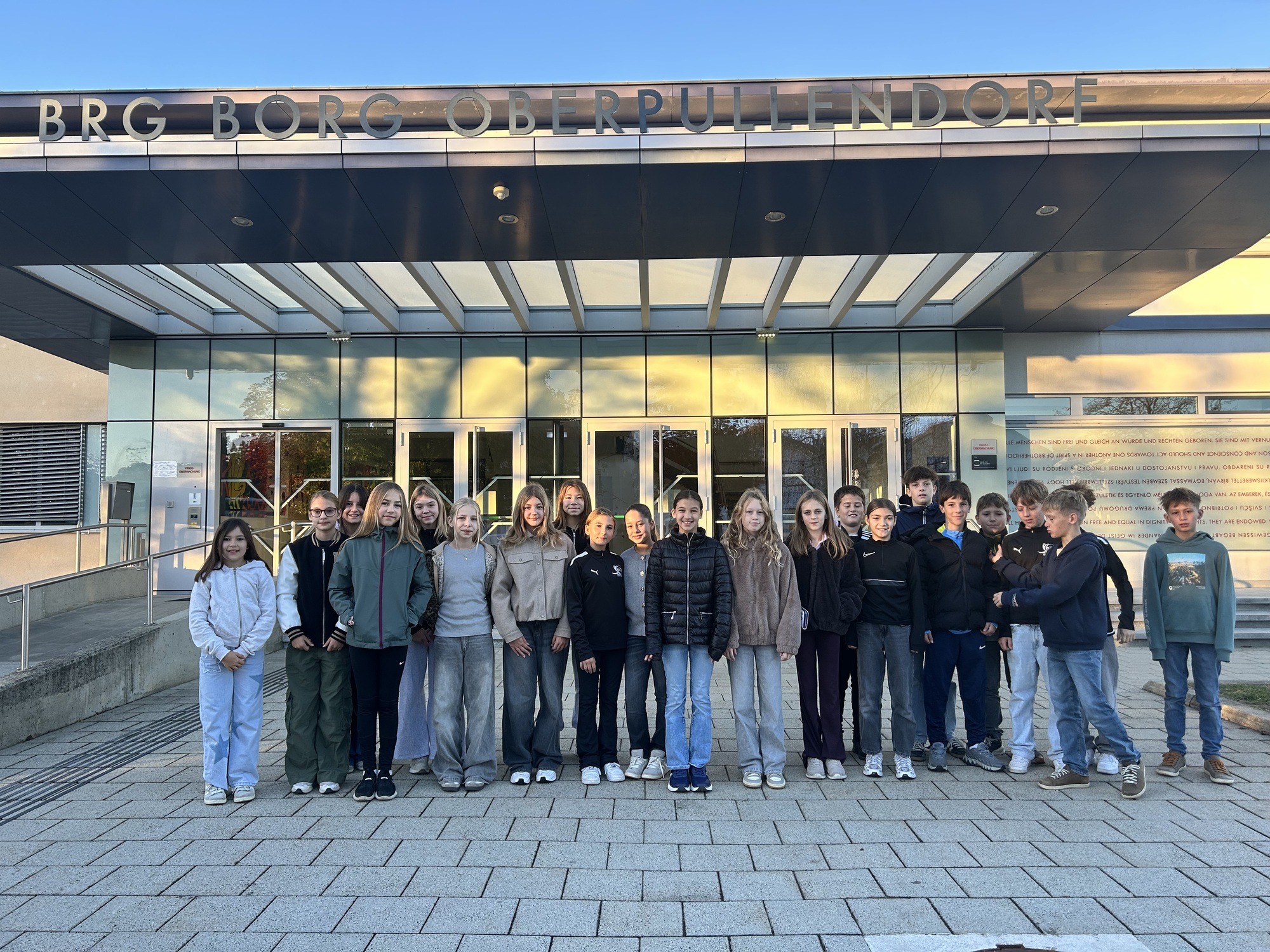 Schülerinnen und Schüler vor dem BRG BORG Oberpullendorf im Burgenland.